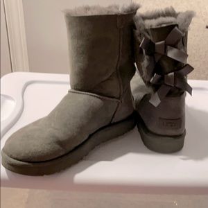 UGG Like new Bailey Bow grey boots